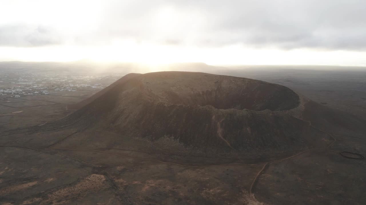 日落时富尔特文图拉的卡尔德隆火山火山口。视频素材