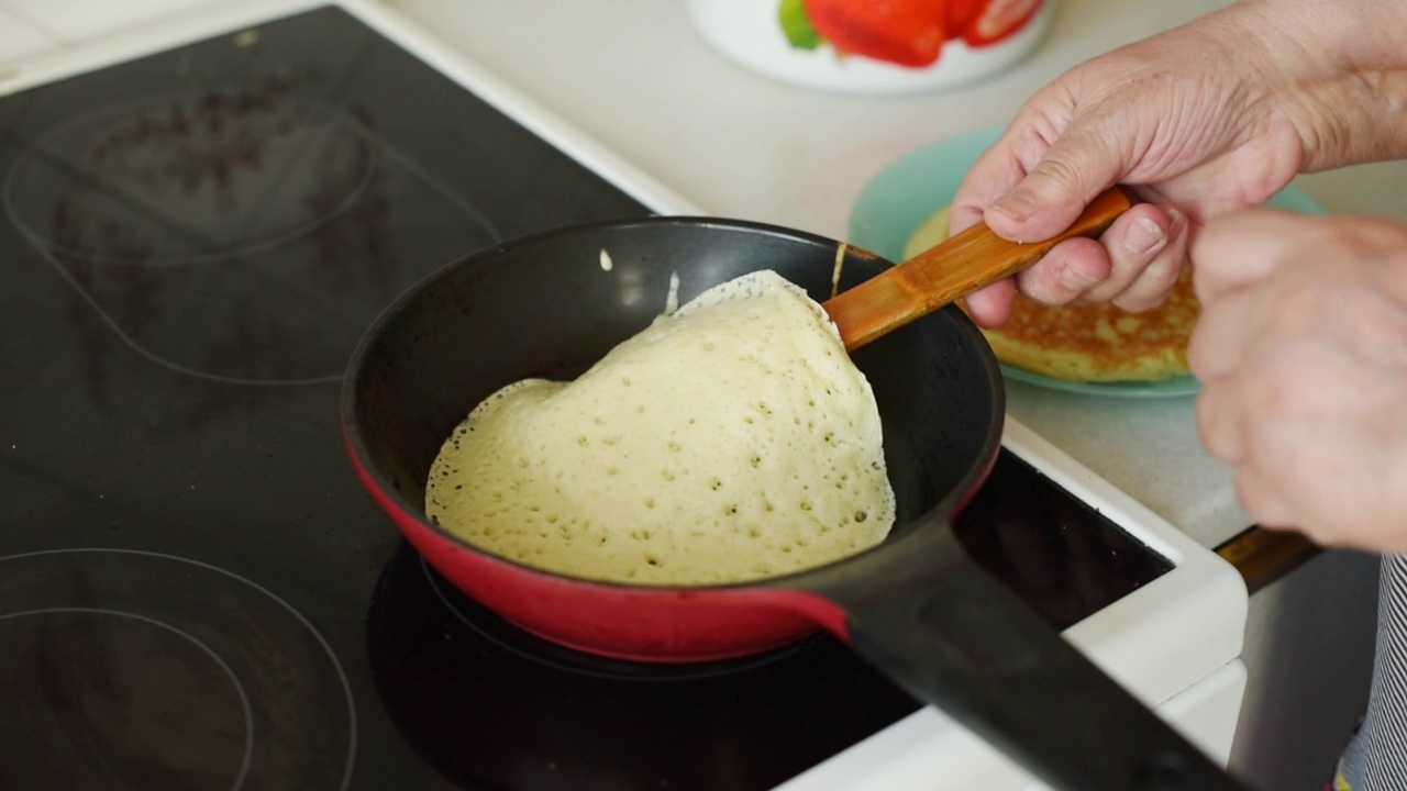 用煎锅近距离选择性聚焦煎自制煎饼的过程。Maslenitsa，春节的概念。俄罗斯传统食物。煎饼。美味的早餐视频素材