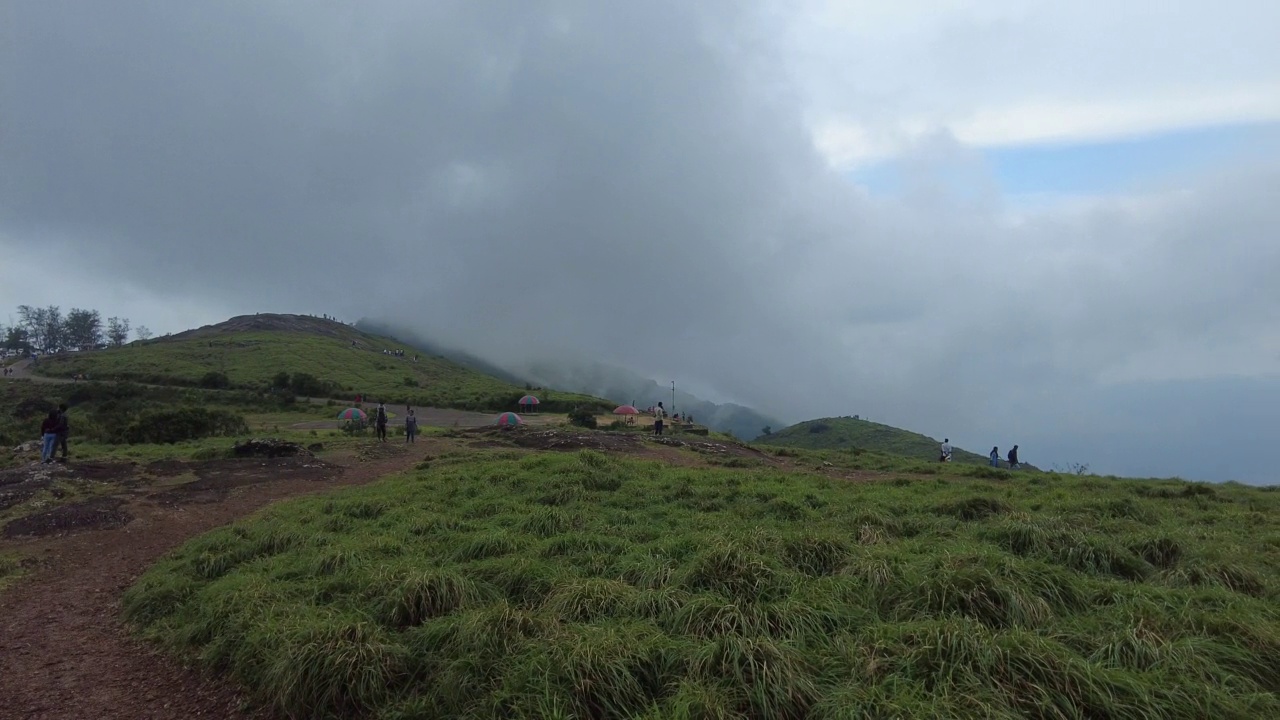 Ponmudi山站，喀拉拉邦Thiruvananthapuram美丽的雾山视频素材