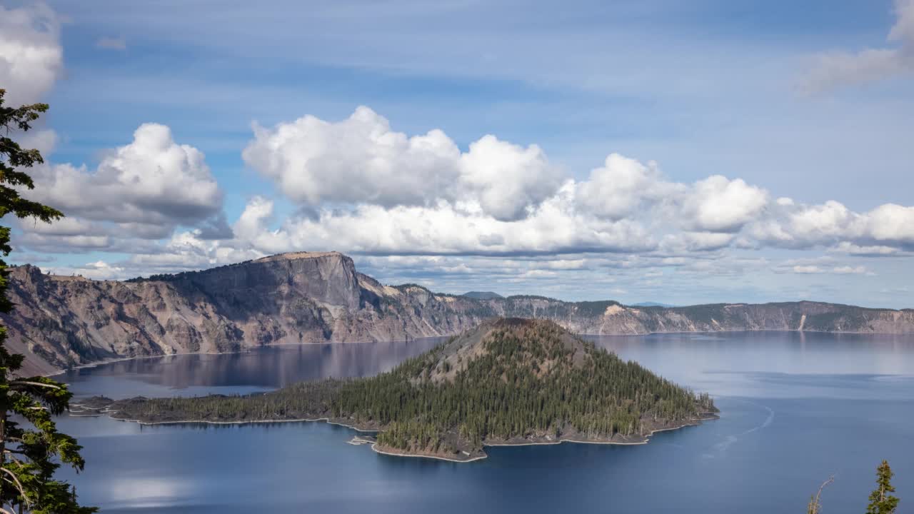 俄勒冈州火山口湖上空移动的云的时间流逝视频素材