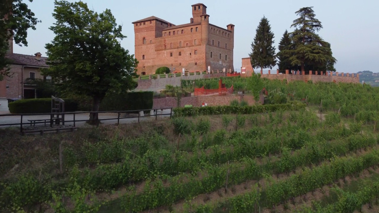 Grinzane Cavour和葡萄园鸟瞰图在朗河，皮埃蒙特意大利。葡萄酒生产。视频素材