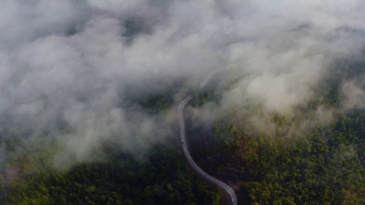 雾天的青山公路鸟瞰图视频素材