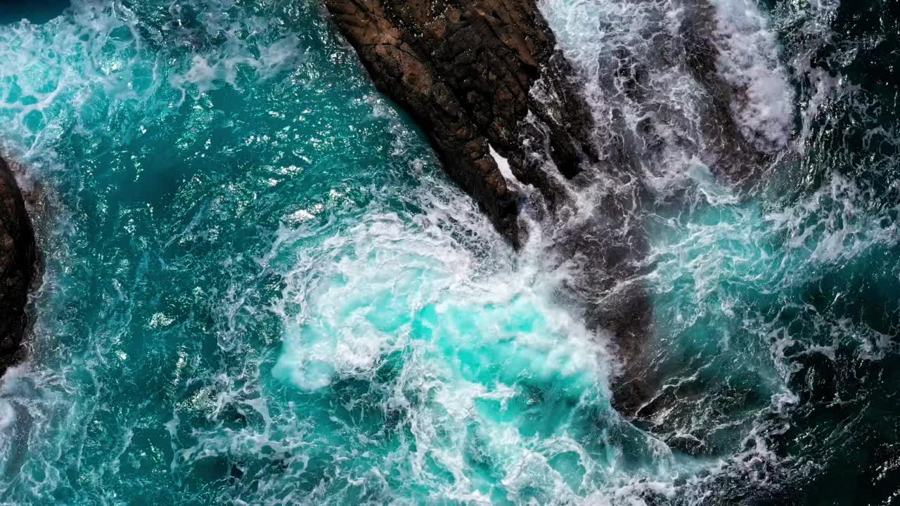 海浪撞击岩石的鸟瞰图。视频素材