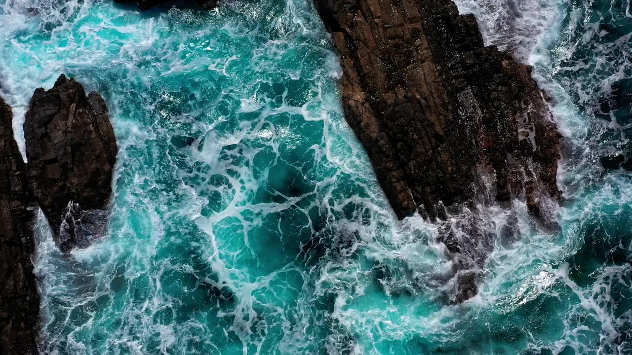 从上面俯瞰美丽的海景视频素材