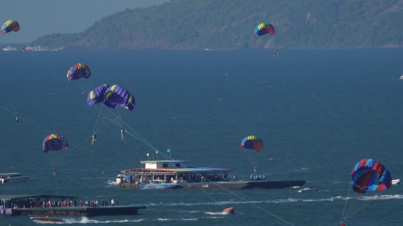 芭堤雅之旅与滑翔伞快艇鸟瞰图视频素材