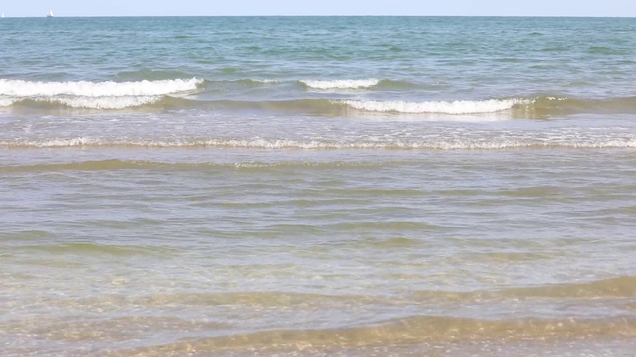 简单的全景，海浪在白天冲向海岸视频素材