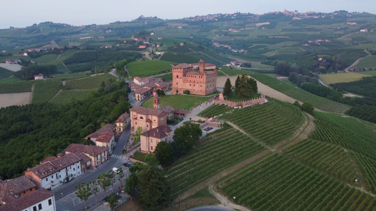 Grinzane Cavour和葡萄园鸟瞰图在朗河，皮埃蒙特意大利。葡萄酒生产。视频素材