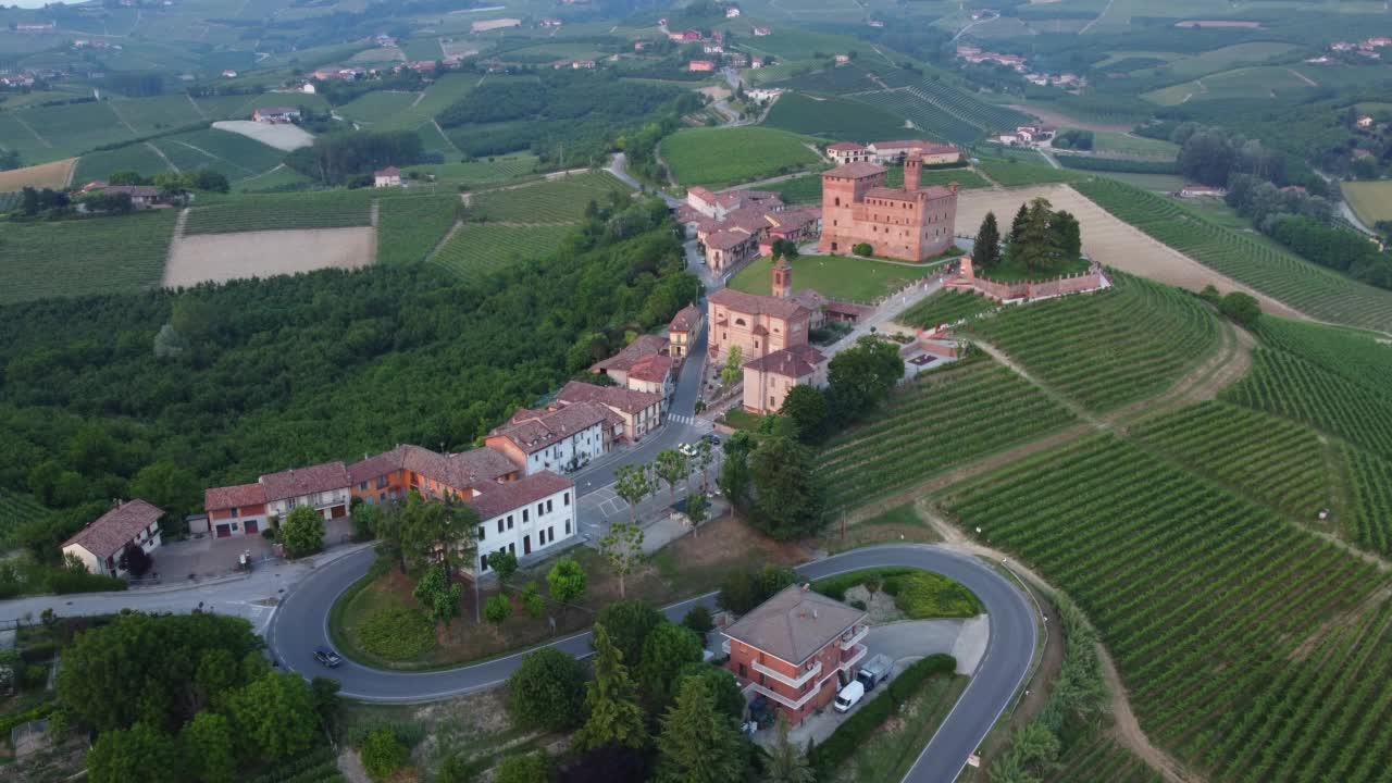 Grinzane Cavour和葡萄园鸟瞰图在朗河，皮埃蒙特意大利。葡萄酒生产。视频素材