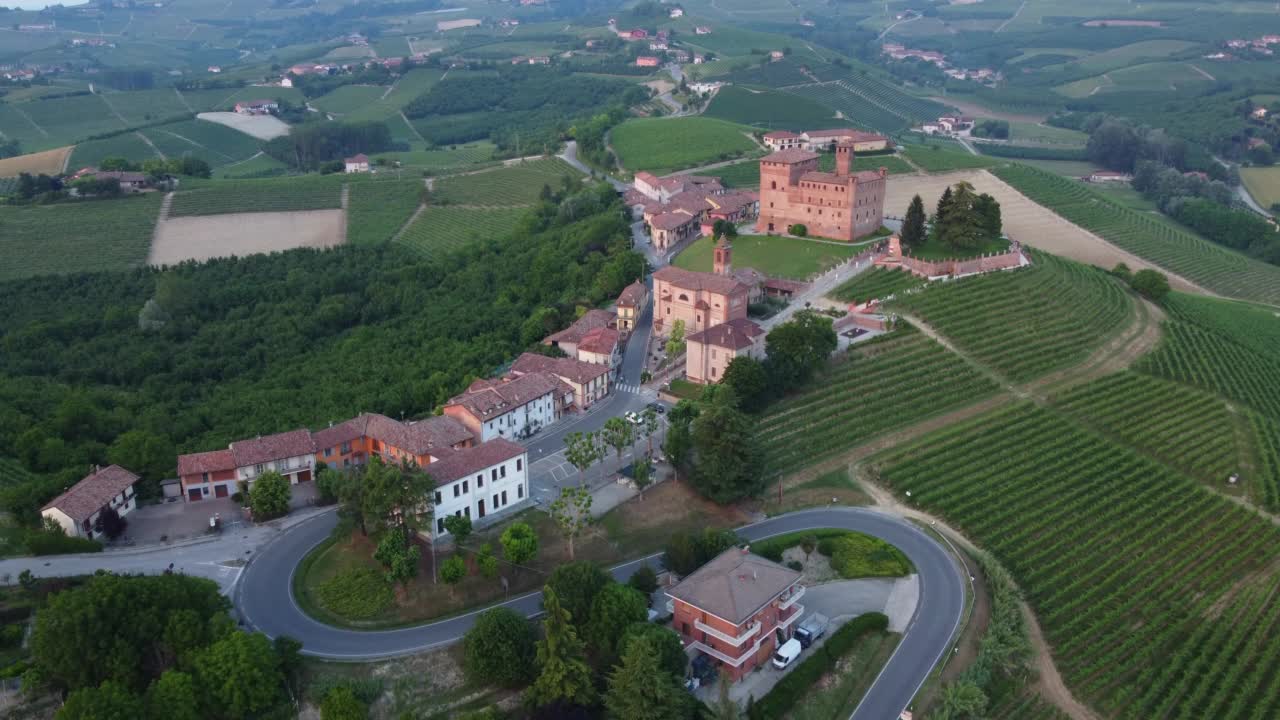 Grinzane Cavour和葡萄园鸟瞰图在朗河，皮埃蒙特意大利。葡萄酒生产。视频素材