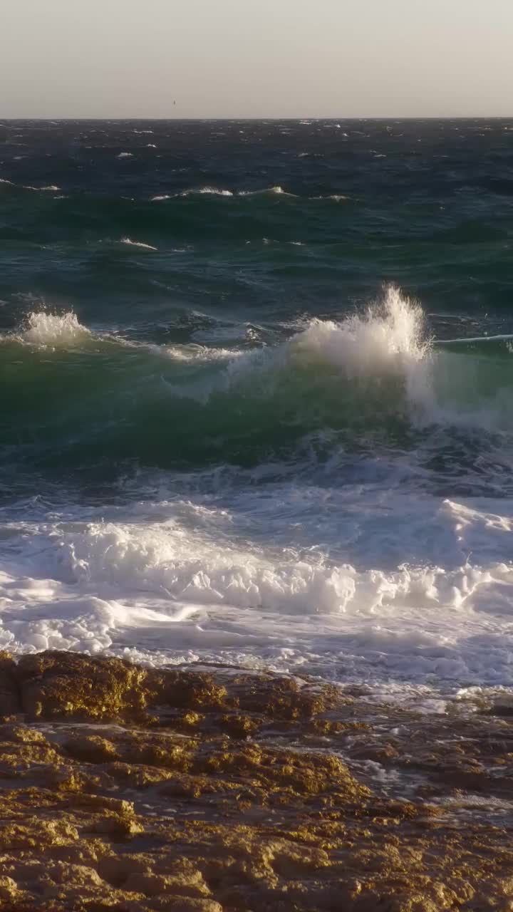 波涛汹涌的海面。视频素材