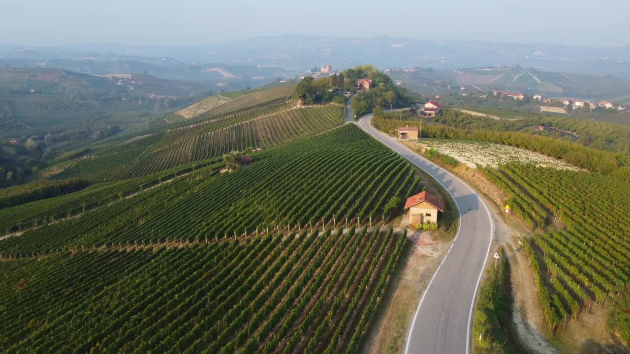 Grinzane Cavour和葡萄园鸟瞰图在朗河，皮埃蒙特意大利。葡萄酒生产。视频素材