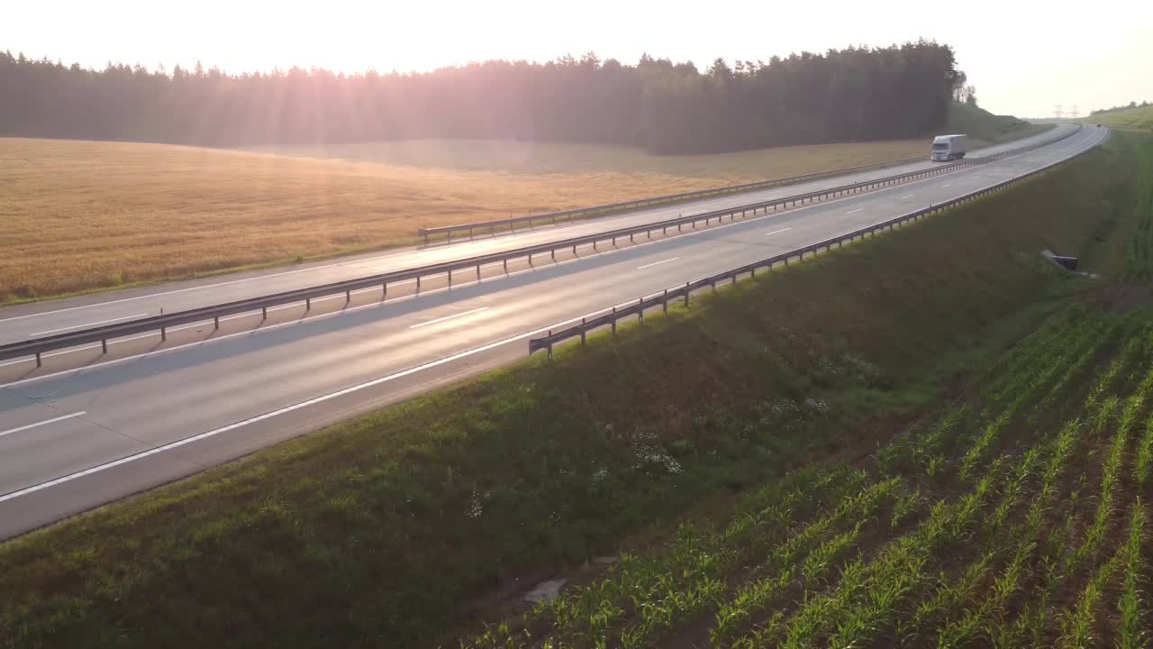 自动驾驶卡车在高速公路上自动驾驶视频素材