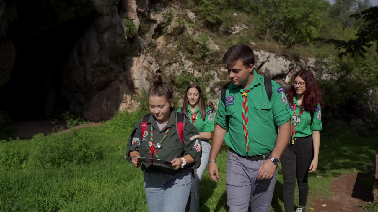 积极健康的生活方式，背着背包的青少年童子军。徒步旅行，童子军活动。视频素材