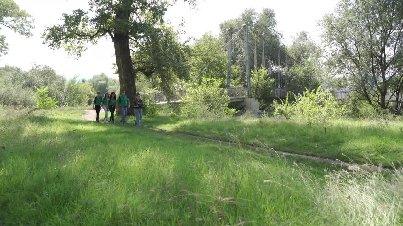 十几岁的童子军男孩和女孩在森林小路上徒步旅行视频素材