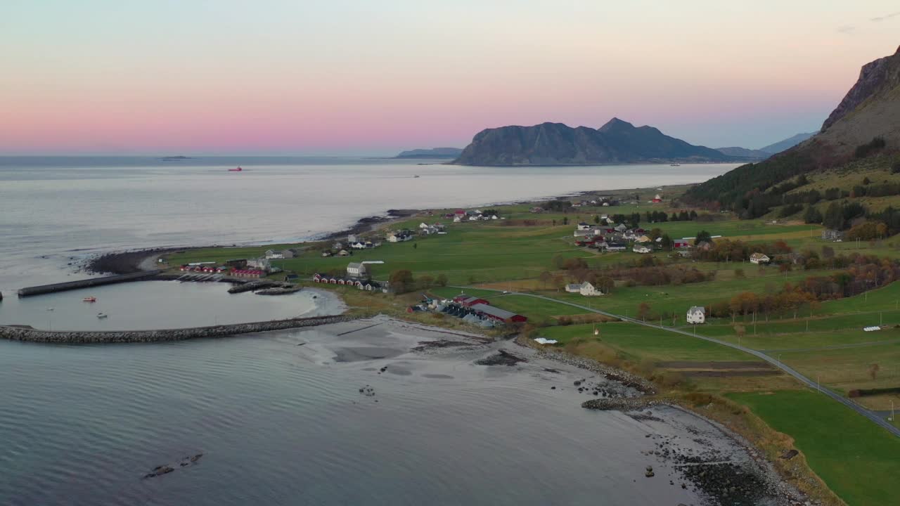 挪威日落时乡村公路的鸟瞰图，海边有山景视频素材