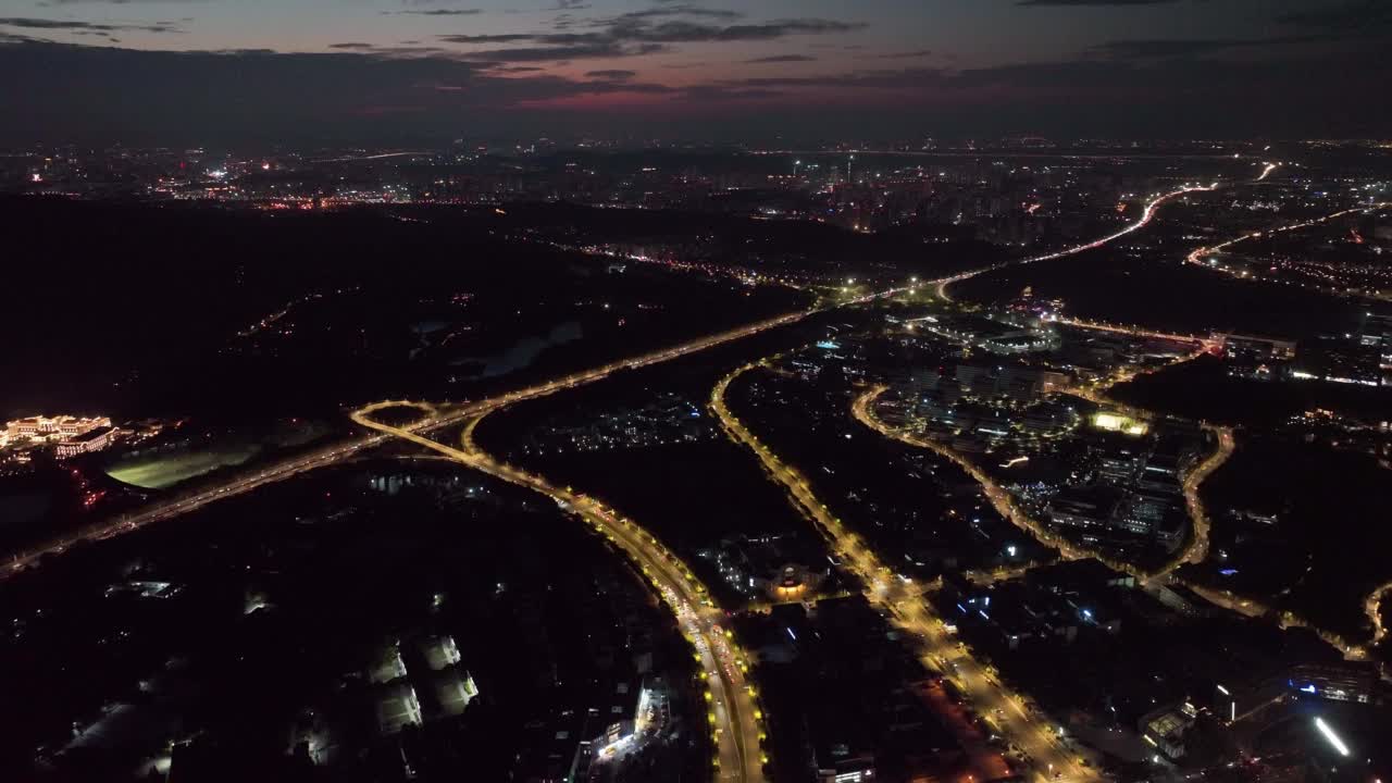 高铁在夜间穿过这座城市视频素材