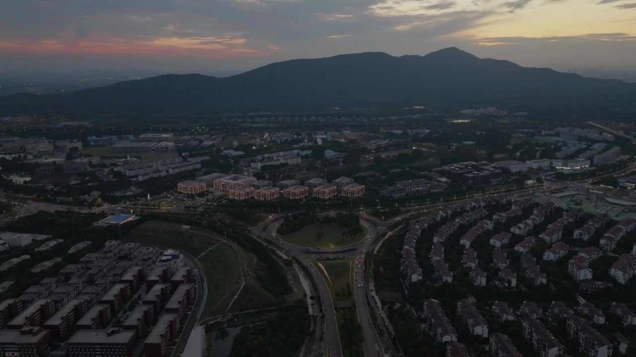 航拍的城市在晚上，交通，山区，住宅区视频素材