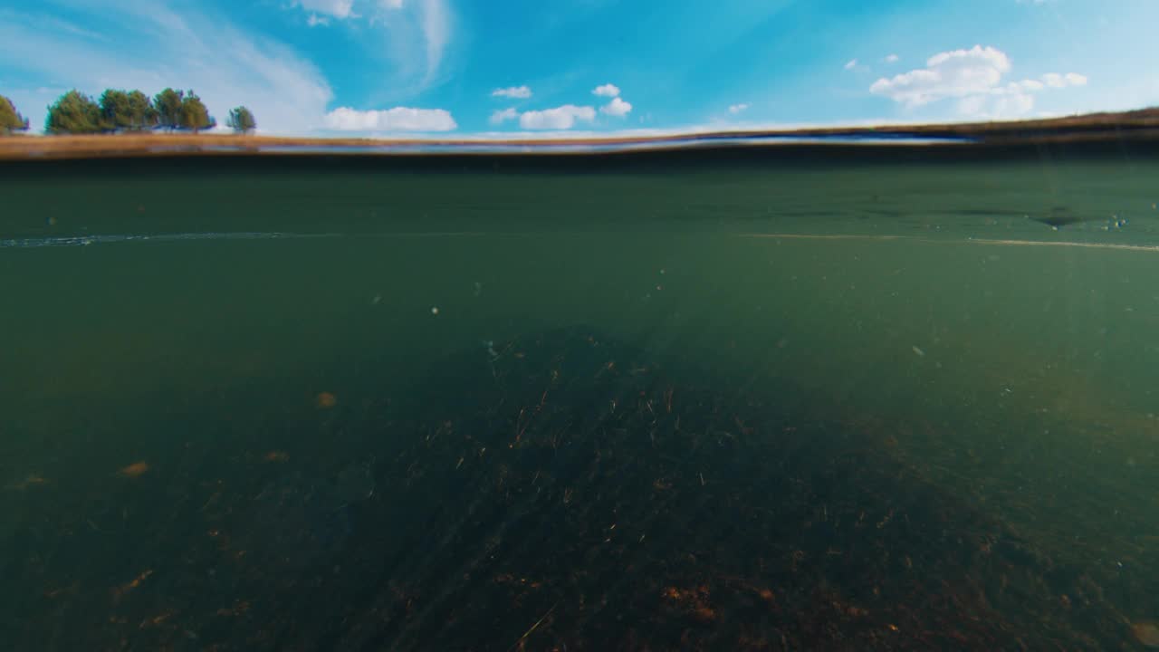 干净的山河。清澈的河流在巴西山区的分割视图视频素材