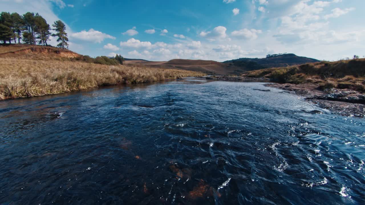 山中的河流。清澈湍急的河流在巴西山区流淌视频素材