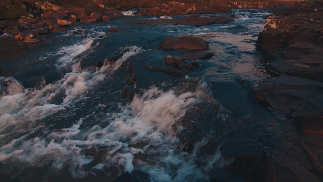 山中的河流。黄昏时分，湍急的河流在巴西山上流淌视频素材