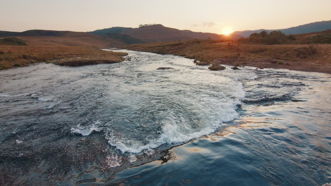 日落时分，巴西山上湍急的河流在奔流视频素材