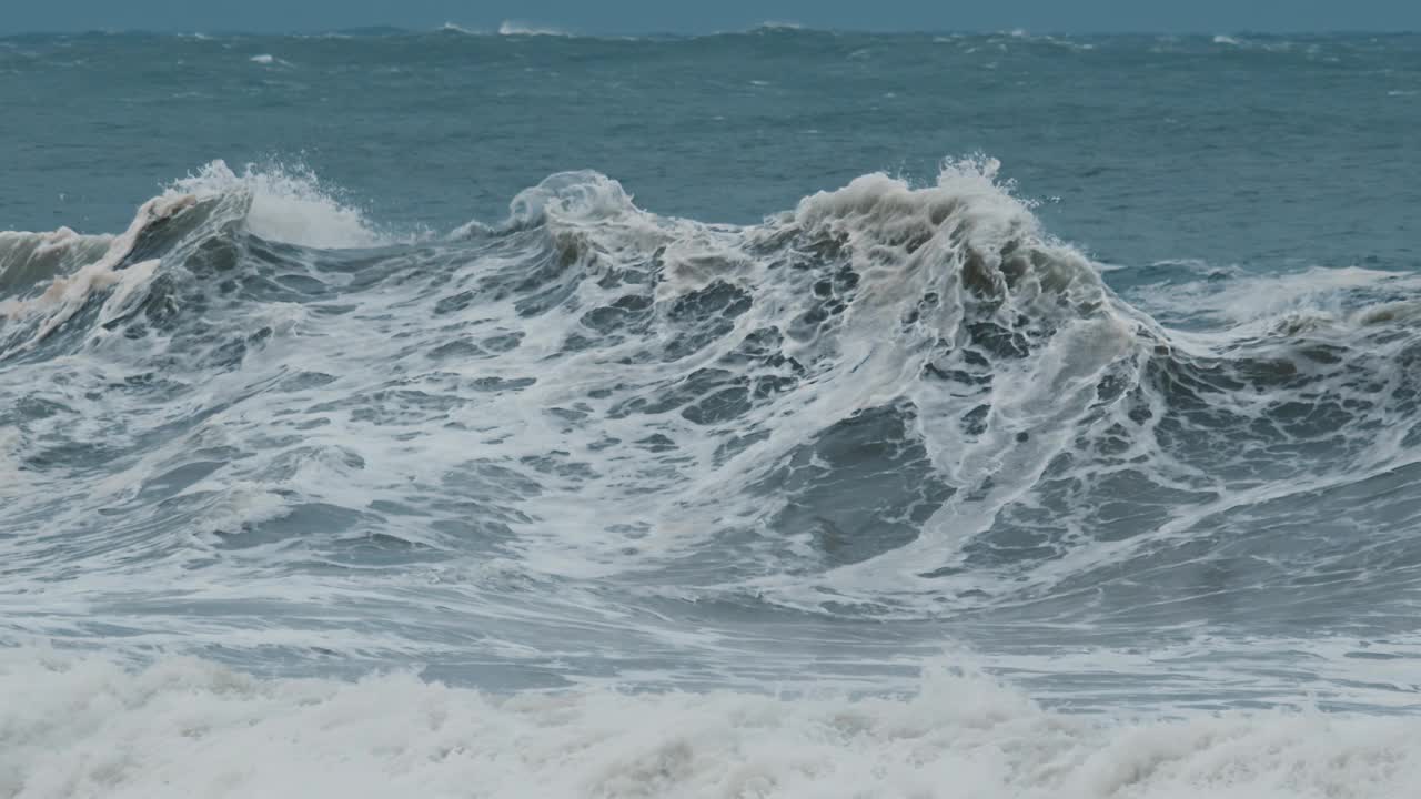 暴风雨的波。在大西洋的强风暴中，带着泡沫和泥土的巨浪拍打着海岸视频素材