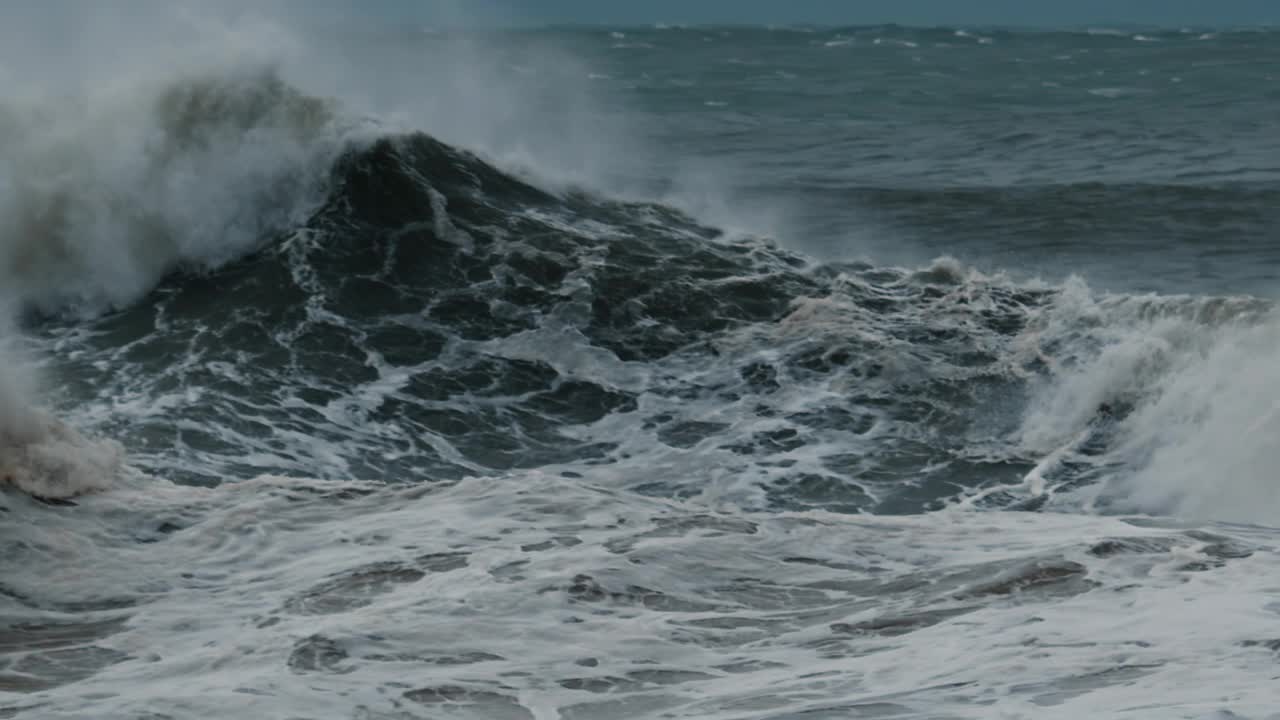 暴风雨的波。在大西洋的强风暴中，带着泡沫和泥土的巨浪拍打着海岸视频素材