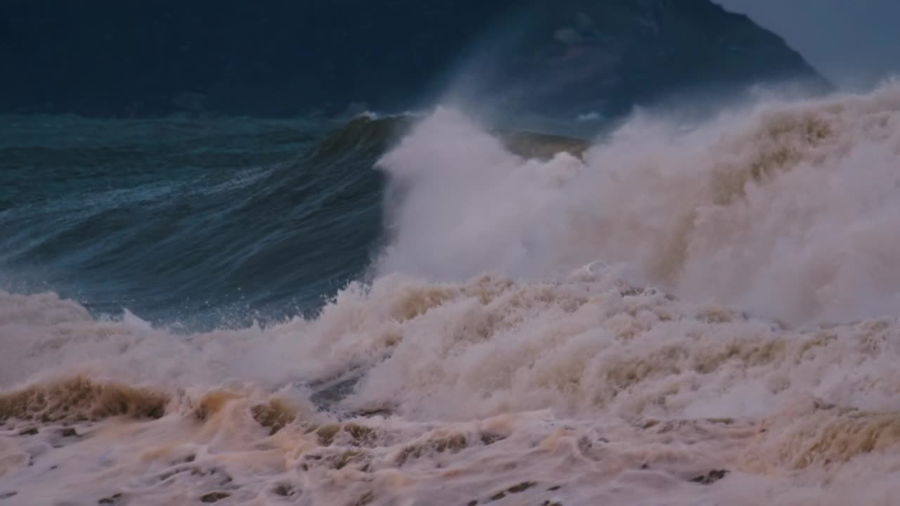 暴风雨的波。在大西洋的强风暴中，带着泡沫和泥土的巨浪拍打着海岸视频素材