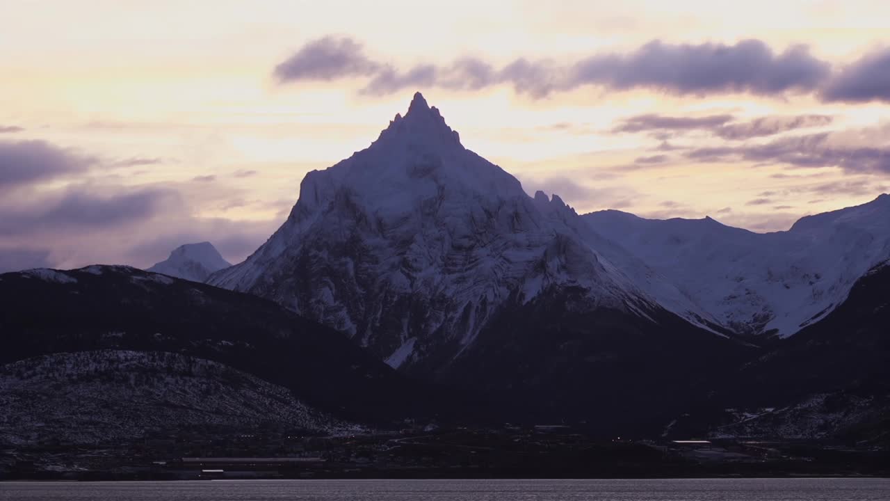 在阿根廷火地岛，奥利维亚山(西班牙语:奥利维亚山)在黎明俯瞰乌斯瓦亚市。4K分辨率。视频素材