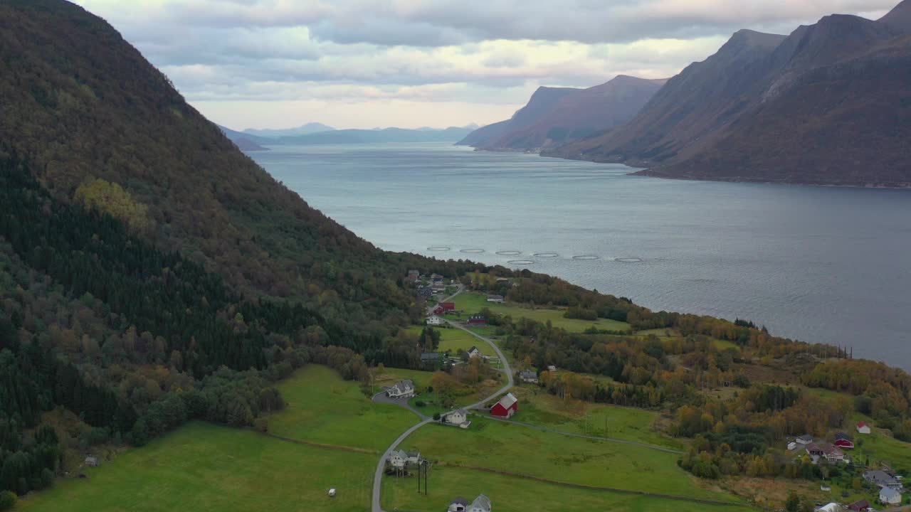 在挪威，日落时分，鸟瞰海边的风景小镇和山景视频素材