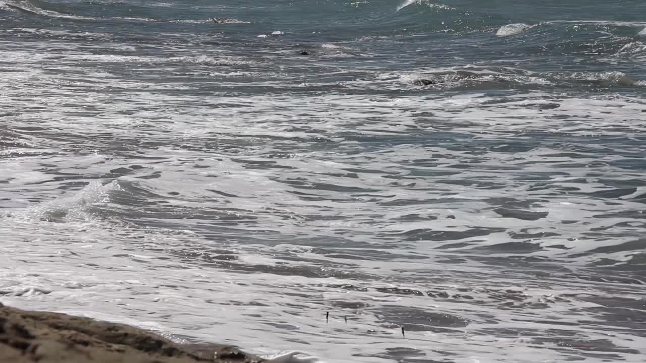 海浪冲击着大西洋海岸拉斯格鲁塔斯度假小镇的海岸，里约热内卢内格罗省，阿根廷。4K分辨率。视频素材