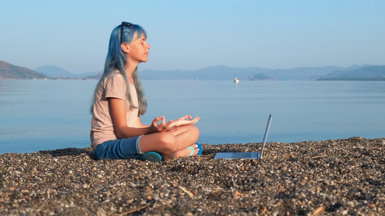 荷花傍海的少女。视频素材