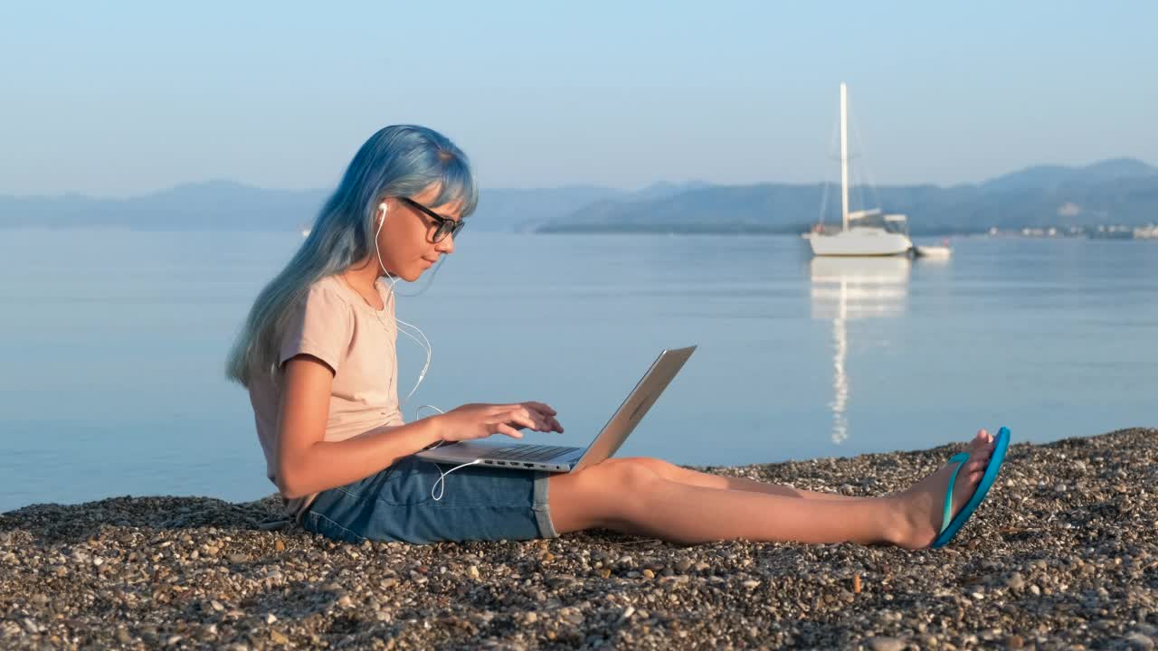 女孩上网浏览大海。视频素材