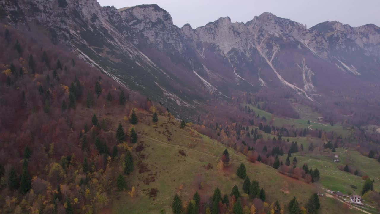 从秋天的群山中俯瞰。视频素材