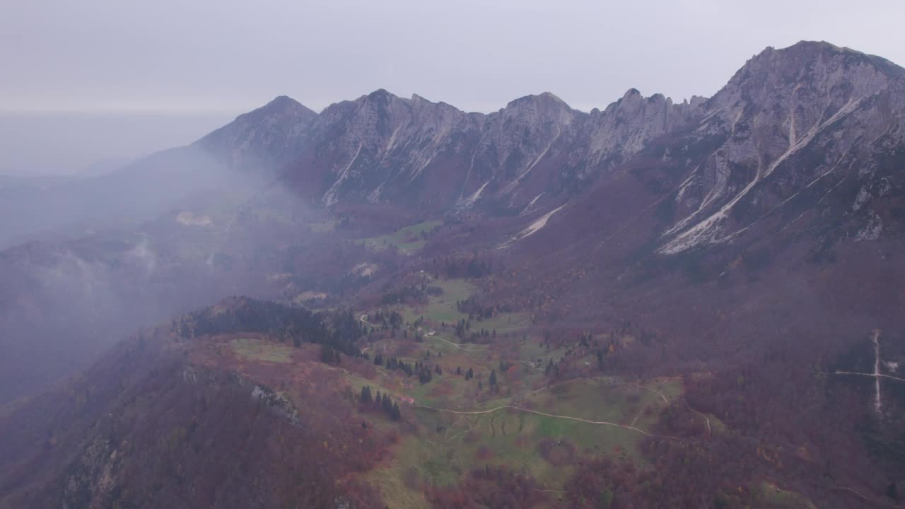 从秋天的群山中俯瞰。视频素材