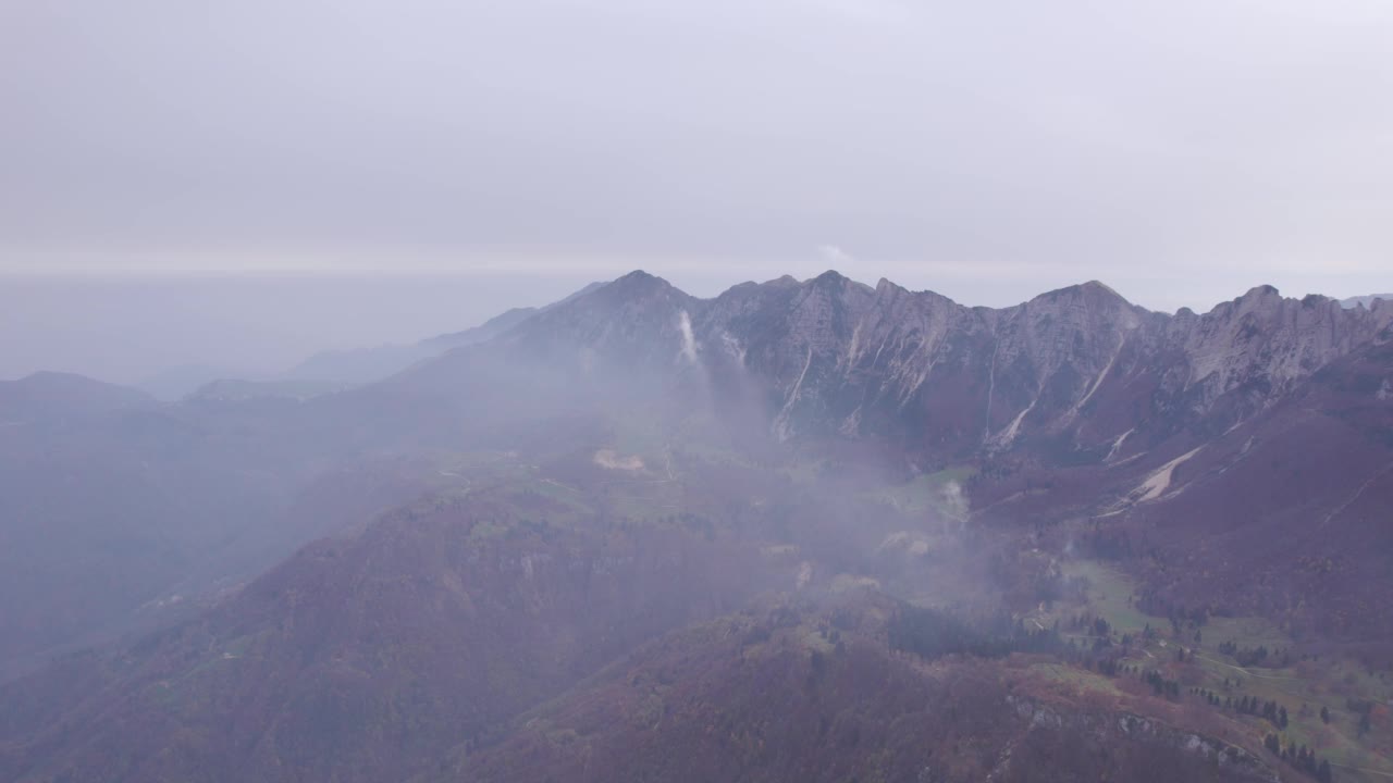 从秋天的群山中俯瞰。视频素材