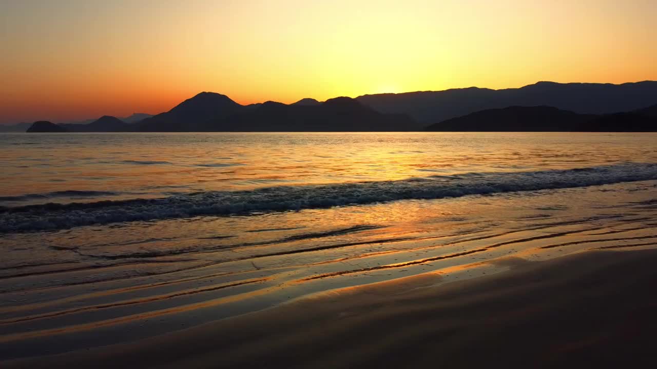 海滩上的日落视频素材