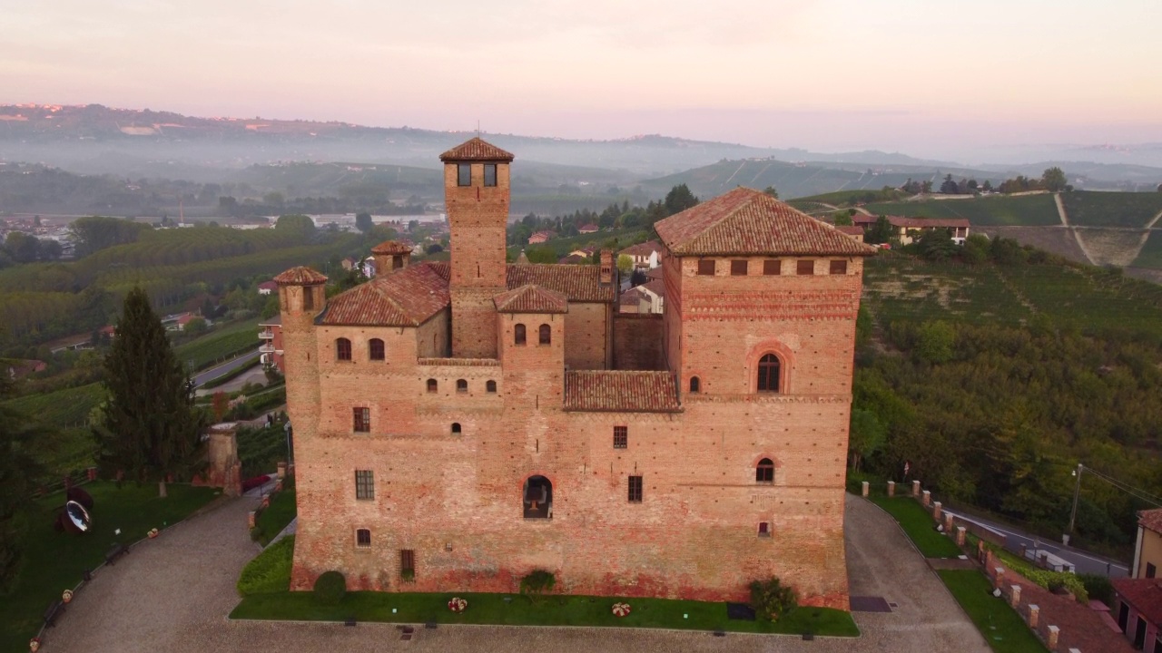 Grinzane Cavour和葡萄园鸟瞰图在朗河，皮埃蒙特意大利。葡萄酒生产。视频素材