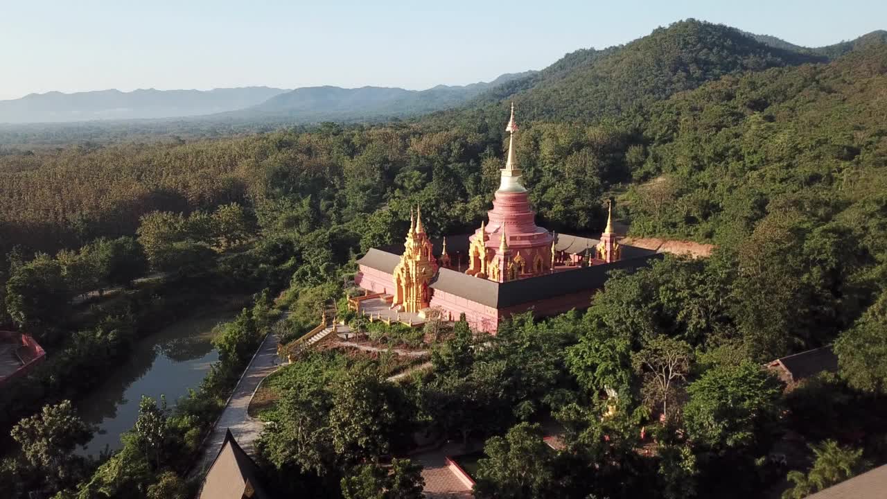 美丽的佛塔在Wat Phra That Doi Phra Chan寺庙位于泰国南邦省湄他区宁静的山顶，黎明时分。视频素材