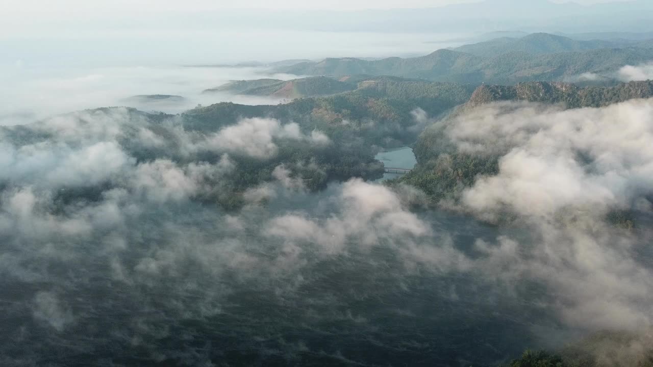 空中拍摄的雾穿过泰国清莱省湄苏艾水库的景象。视频素材