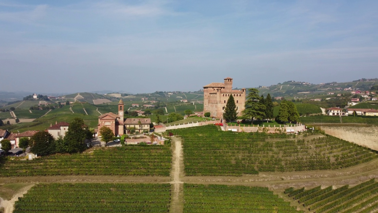 Grinzane Cavour和葡萄园鸟瞰图在朗河，皮埃蒙特意大利。葡萄酒生产。视频下载