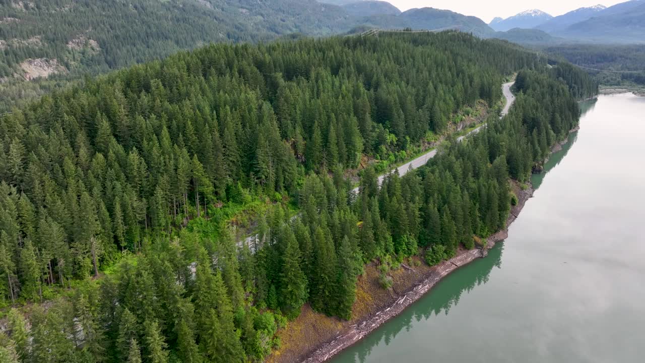 雏菊湖和海天公路的鸟瞰图视频素材