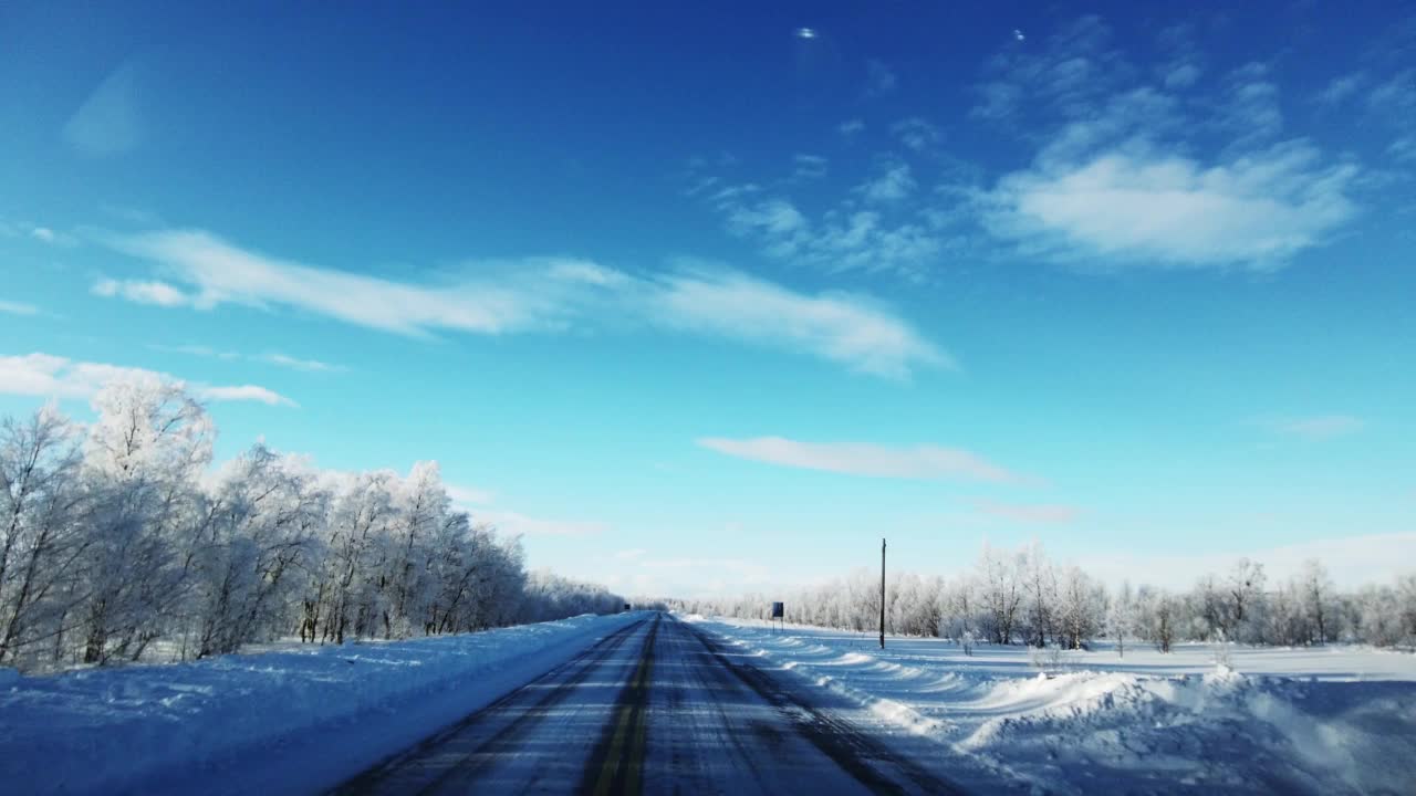 行驶在芬兰白雪覆盖的乡间小路上视频素材