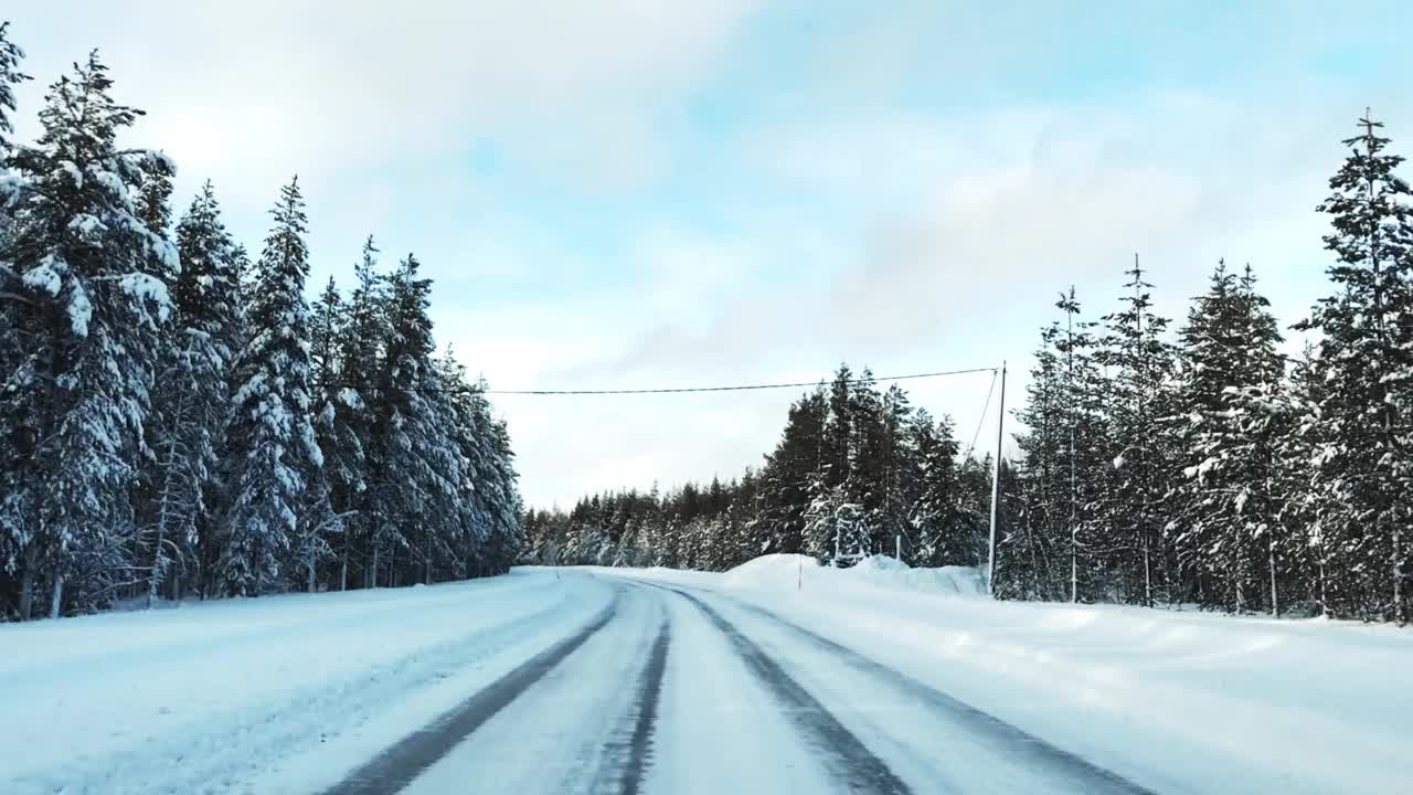 行驶在芬兰白雪覆盖的乡间小路上视频素材