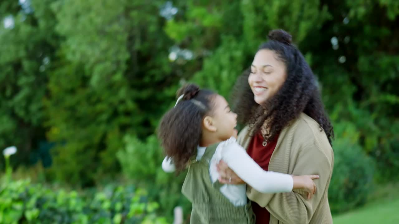 快乐，乐趣和女孩与母亲和孩子在户外感觉好玩，幸福和爱。妈妈和孩子一起的微笑，微笑在自然公园或田野的空气中充满能量视频素材