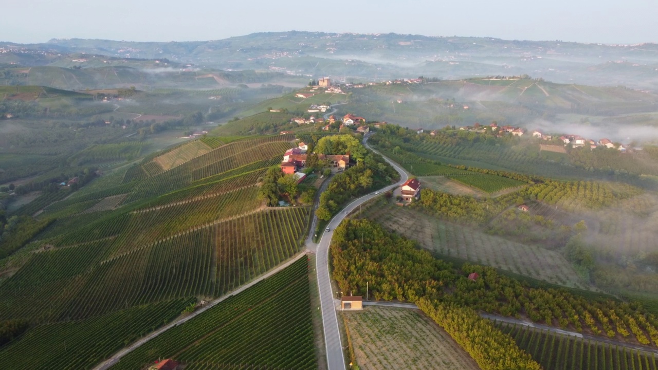 Grinzane Cavour和葡萄园鸟瞰图在朗河，皮埃蒙特意大利。葡萄酒生产。视频素材