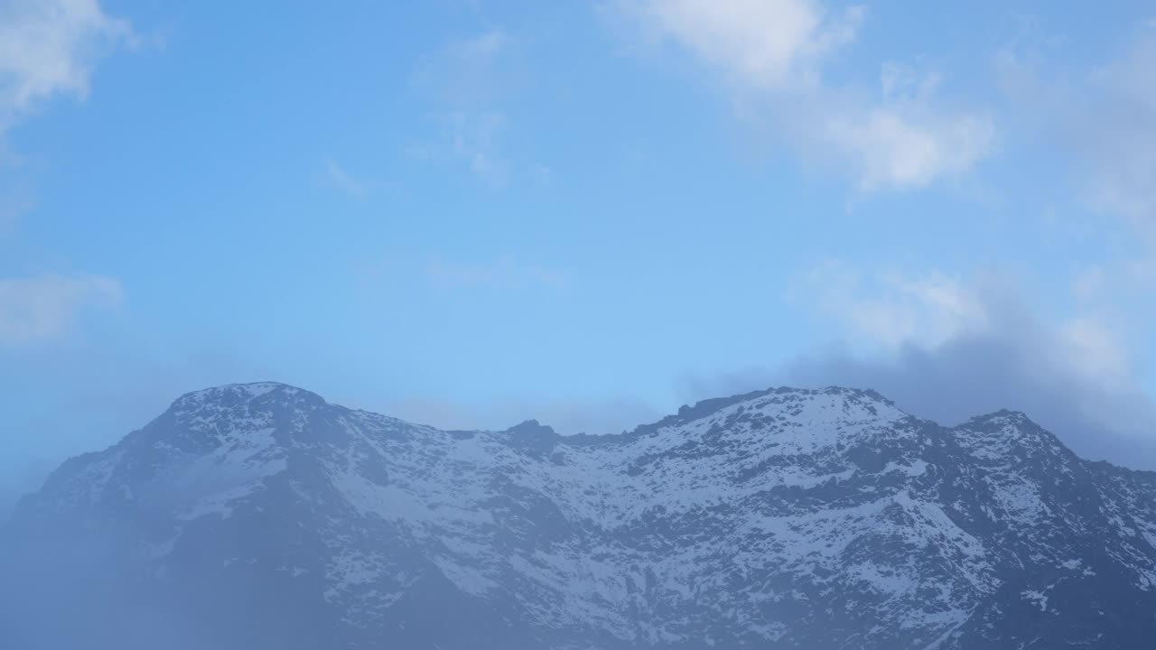 暴风雨散去后，高山山峰从云层中显现的景象视频素材