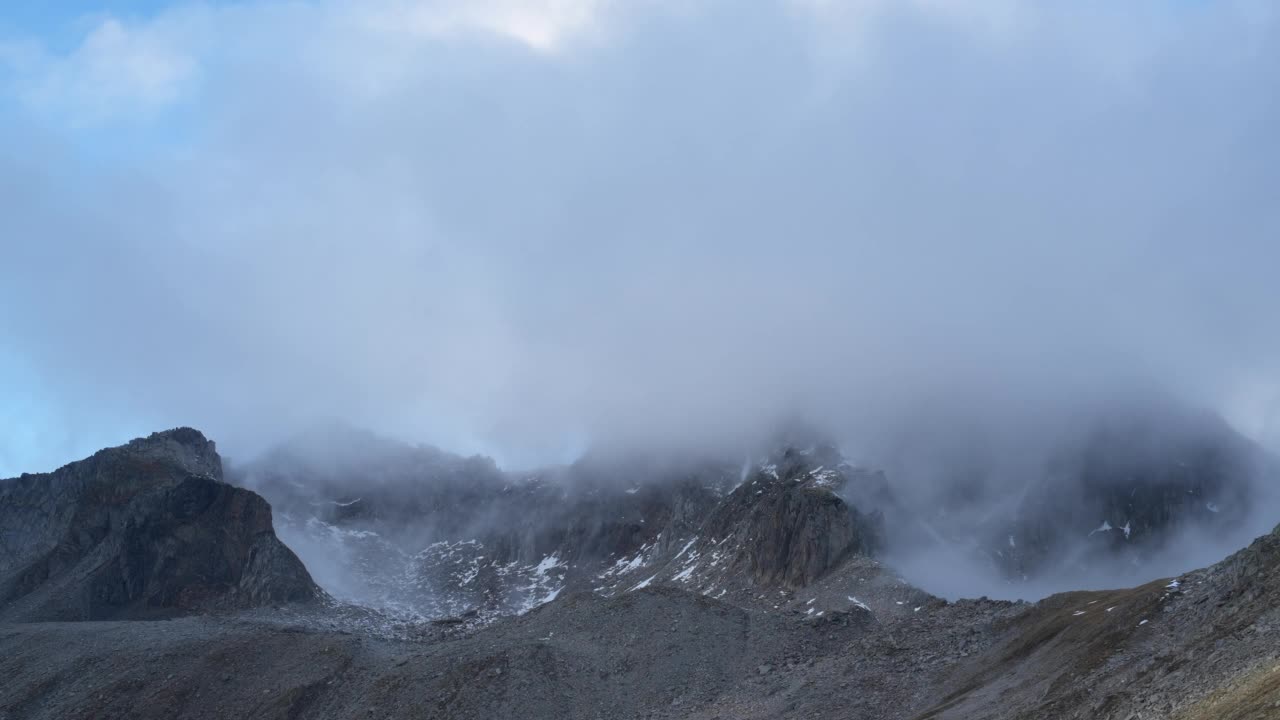 暴风雨散去后，高山山峰从云层中显现的景象视频素材