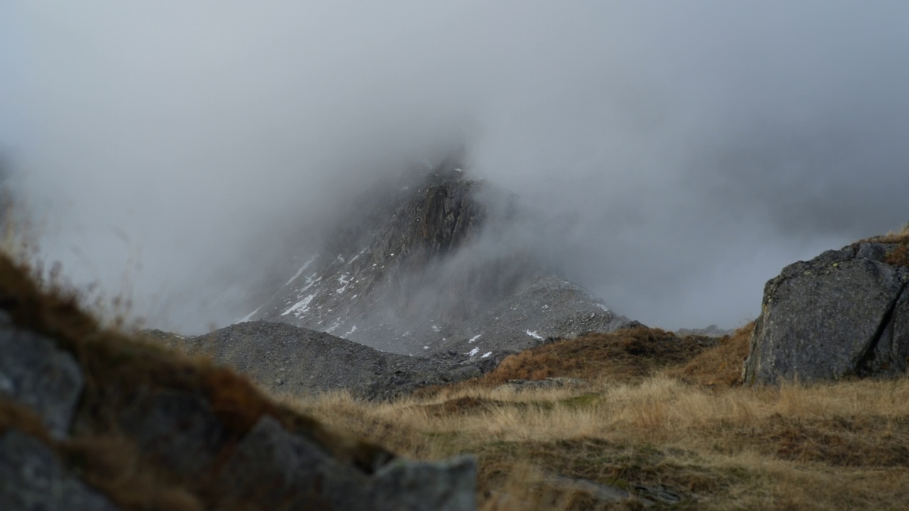 暴风雨散去后，高山山峰从云层中显现的景象视频素材