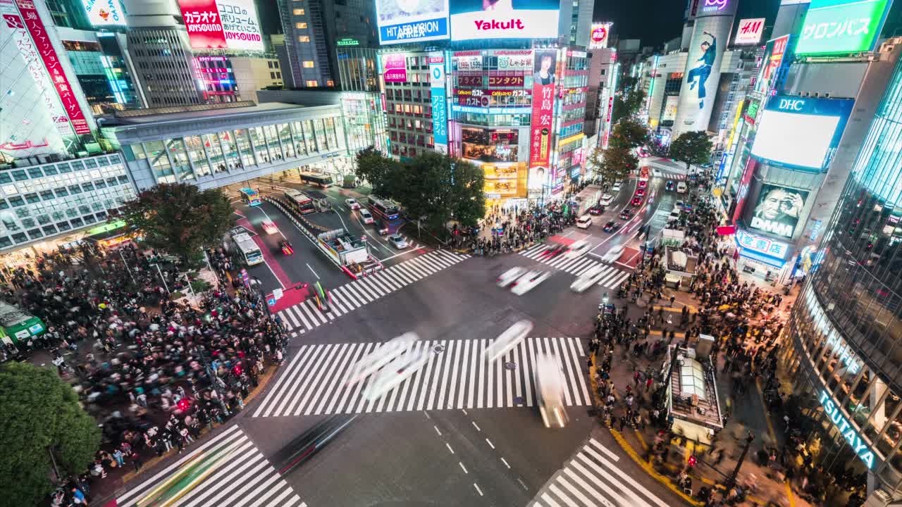 夜间汽车交通交通中断，拥挤的行人走在涩谷十字路口。东京旅游景点地标，日本旅游，亚洲交通或亚洲城市生活理念视频素材